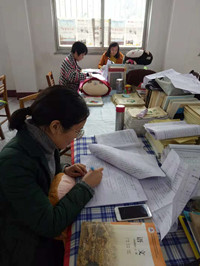 语文组教师认真批阅试卷