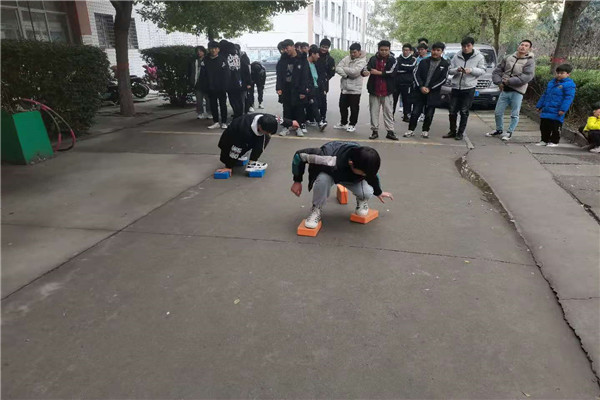 拓展提升素质，凝聚放飞梦想——机电专业部学生素质拓展课报道