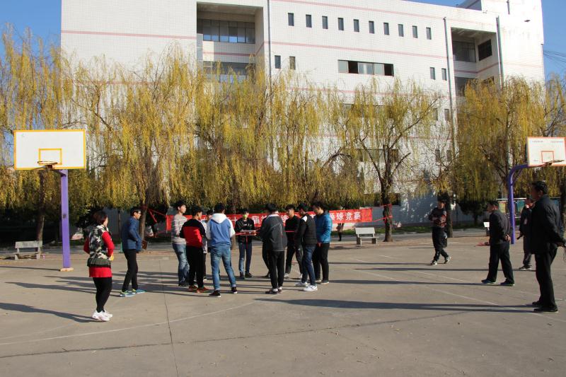 体育组举办击鼓颠球技能比赛