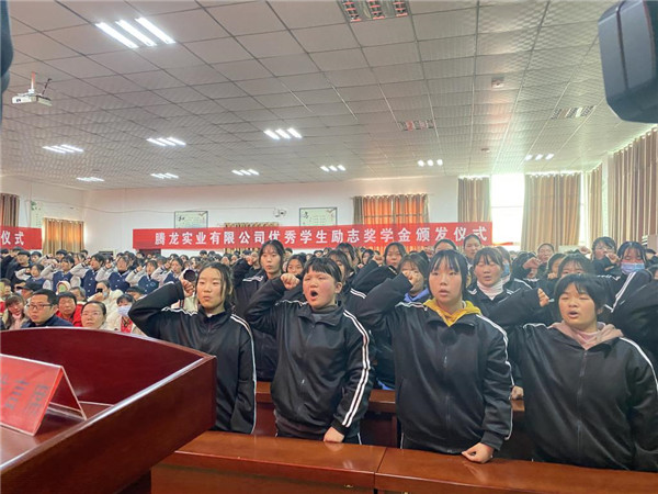 才智培育梦想 汗水浇灌希望 -记项城中专音幼、服装、旅游专业部期中考试及省技能大赛总结表彰大会