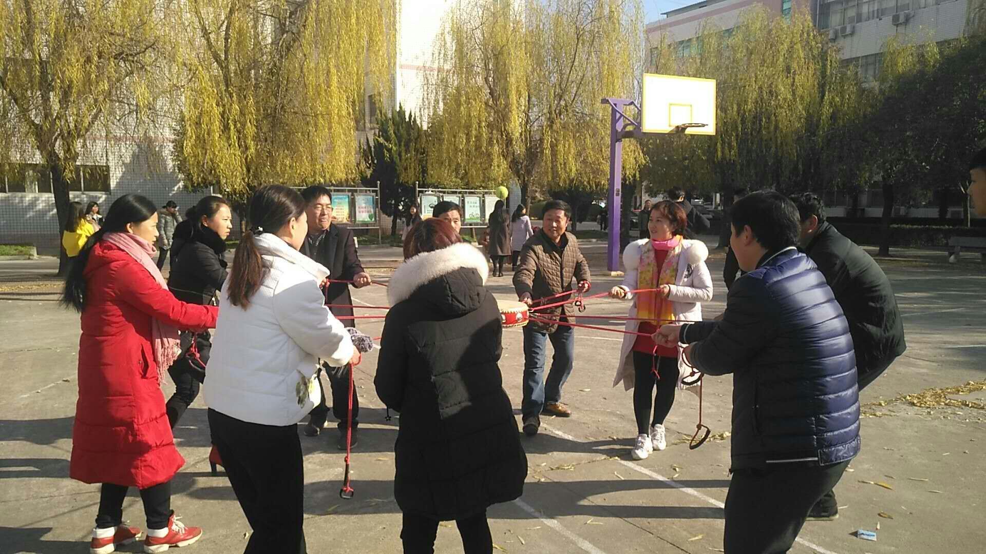 体育组举办击鼓颠球技能比赛