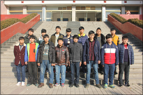 项城中专2015年秋季运动会获奖队伍合影留念