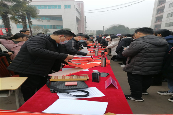 喜迎新春送春联 丹青翰墨尽芬芳 ——多宝·duobao官方网站-登录入口开展“书法艺术进校园”活动