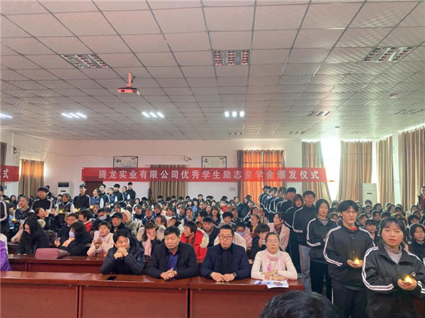 才智培育梦想 汗水浇灌希望 -记项城中专音幼、服装、旅游专业部期中考试及省技能大赛总结表彰大会